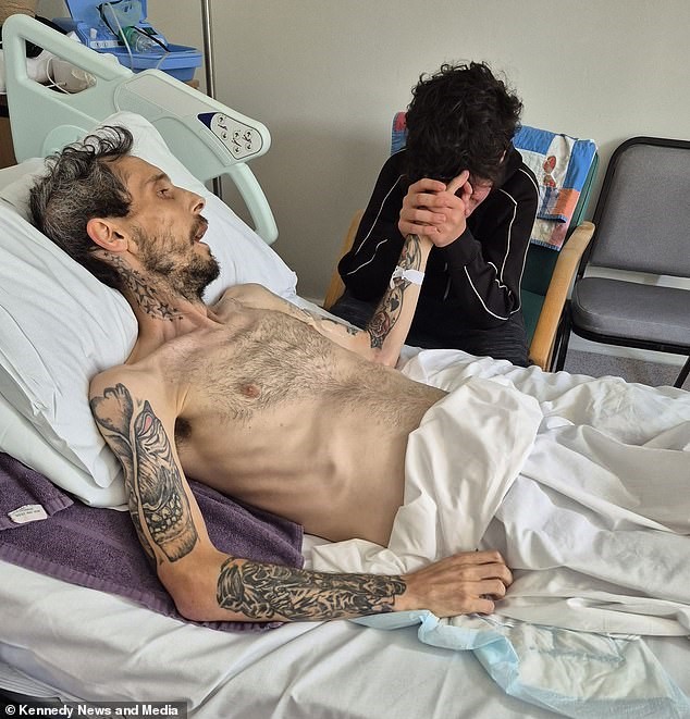 Un tată a patru copii a murit de cancer rectal, după ce a pus durerile de spate pe seama îmbătrânirii: „Spunea mereu copiilor că e doar bătrânețea”