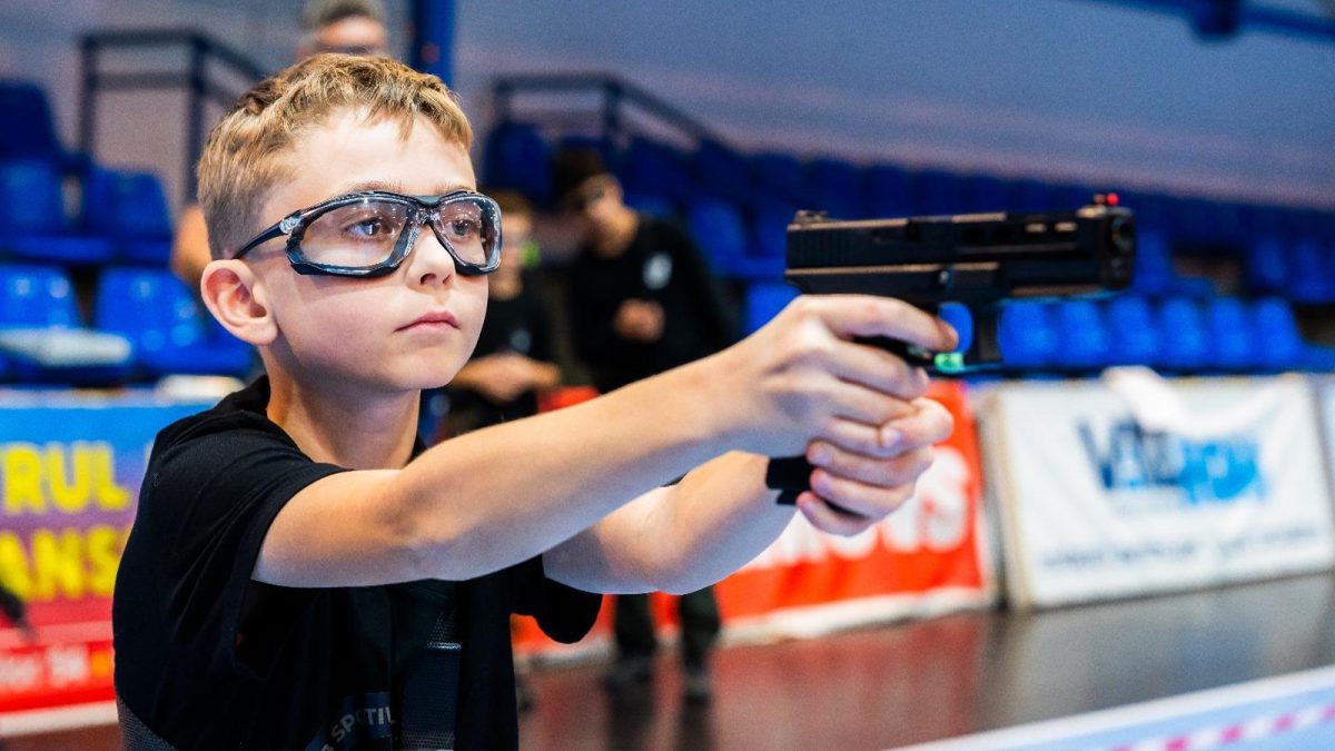 Un puști din Iași este unul dintre trăgătorii de elită din România! Teodor Antohi a devenit campion național la airsoft la doar 10 ani