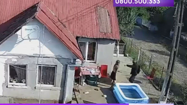 Imagini cu momentul crimei din Mureș: Emil Gânj a fost filmat în timp ce intră cu toporul în casa tinerei de 23 de ani