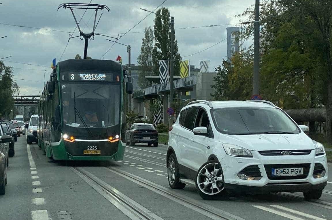 Accident rutier în Iași! Două autoturisme au intrat în coliziune
