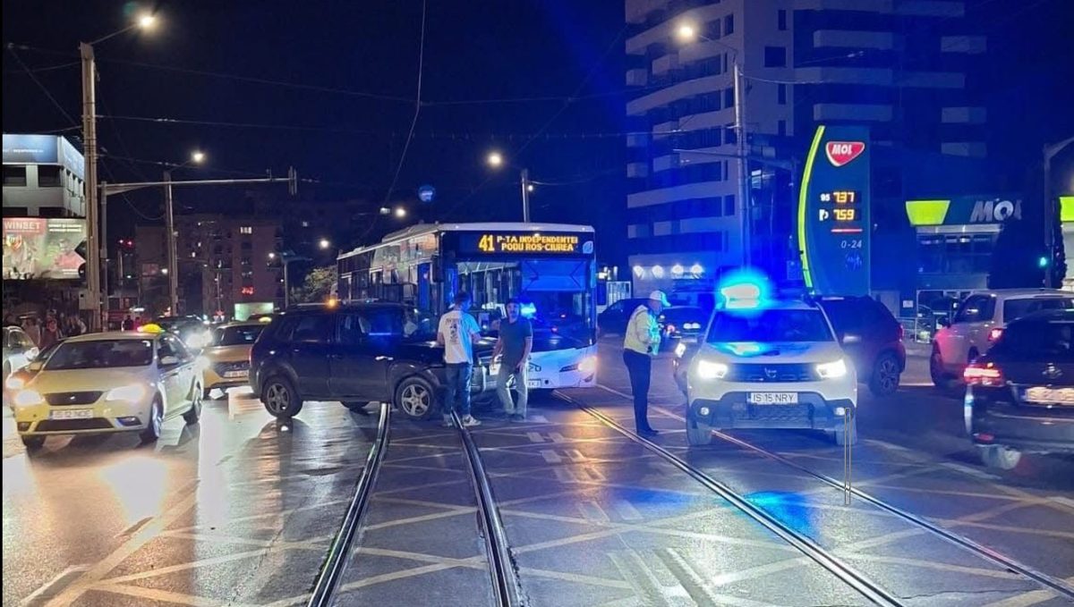 Accident rutier în municipiul Iași! Un autoturism și un autobuz de la CTP au intrat în coliziune