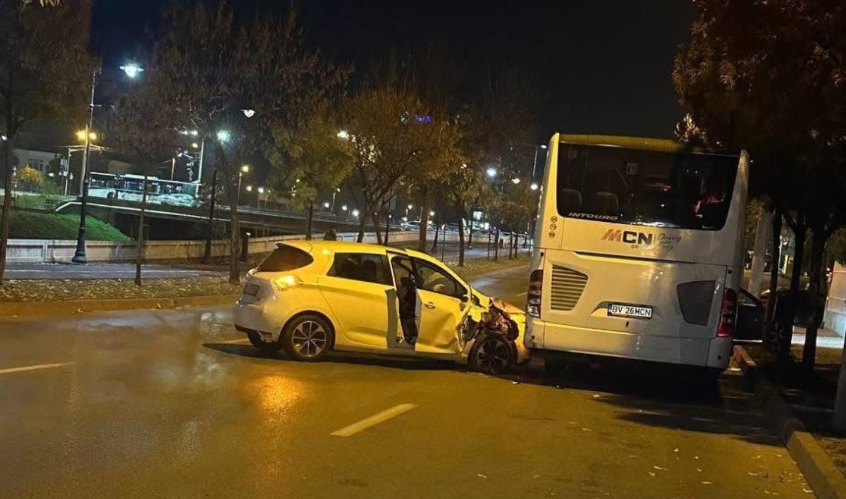 Accident rutier în municipiul Iași! Un autoturism și un autocar au fost implicate