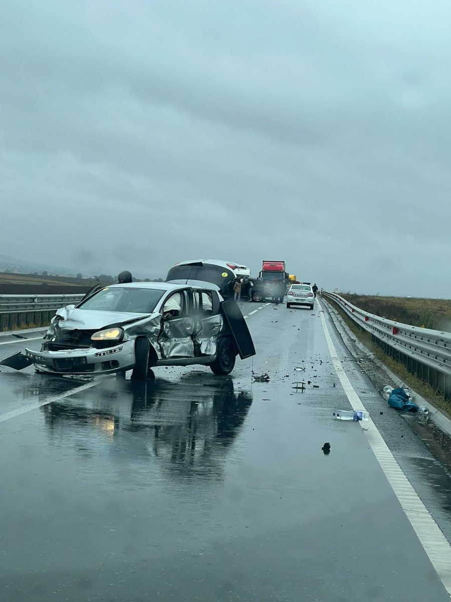Scene de groază la Bacău! O persoană în stop cardiac, mamă și copil răniți într-un accident în lanț