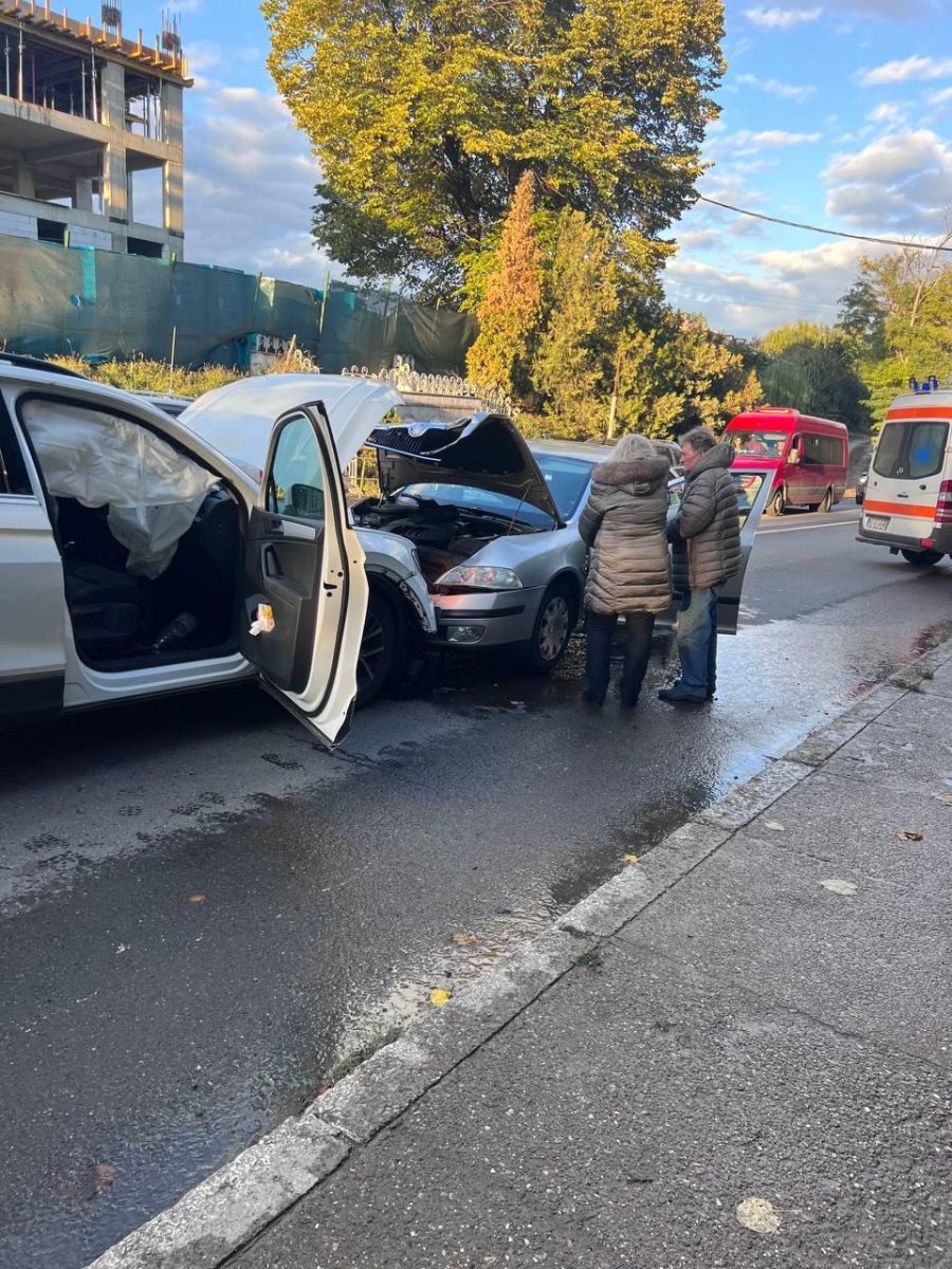 Accident rutier la Iași! Două autoturisme au intrat în coliziune la Podu Iloaiei