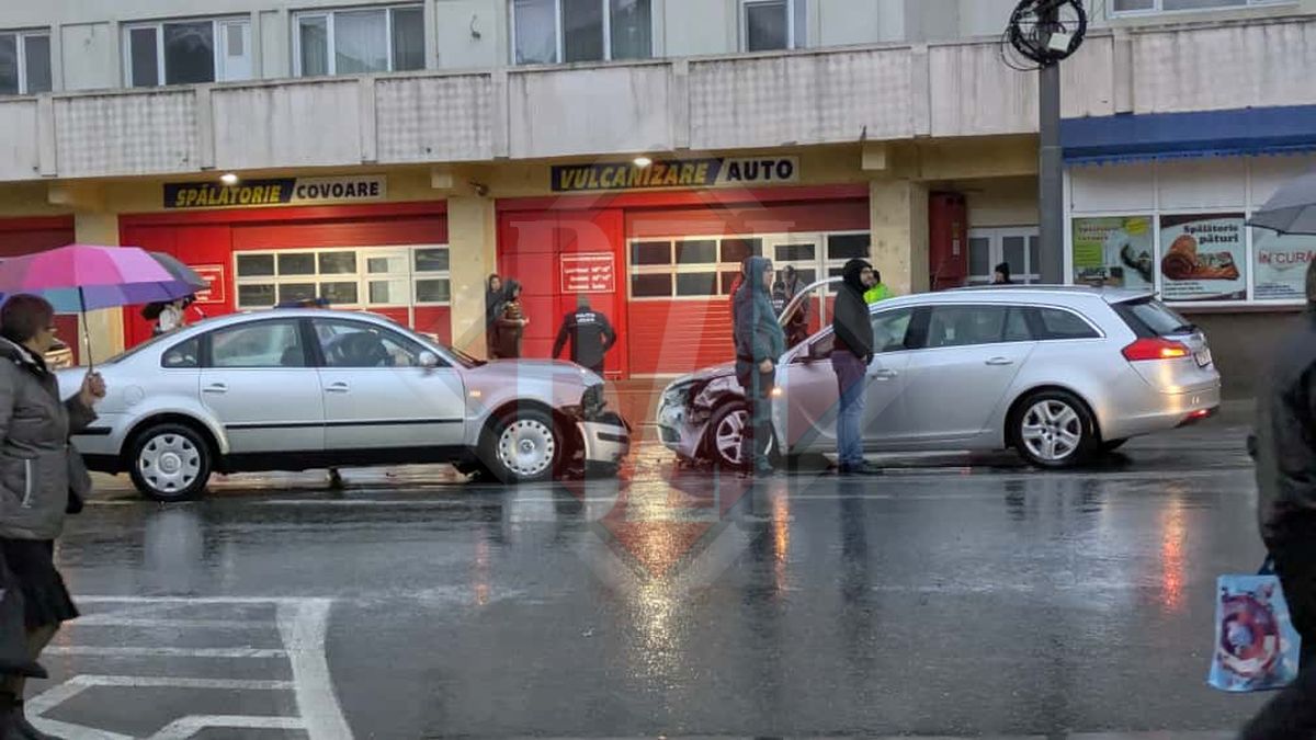 Accident rutier pe strada Aurel Vlaicu! Două autoturisme au intrat în coliziune