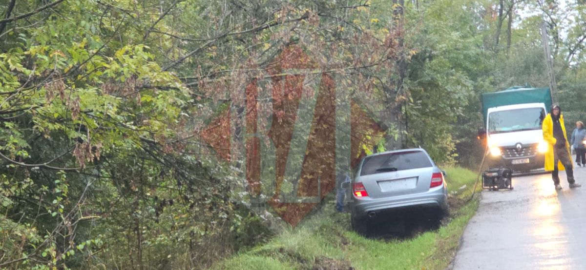 Accident rutier în Pădurea Cetățuia. Un autoturism a ajuns în șanț