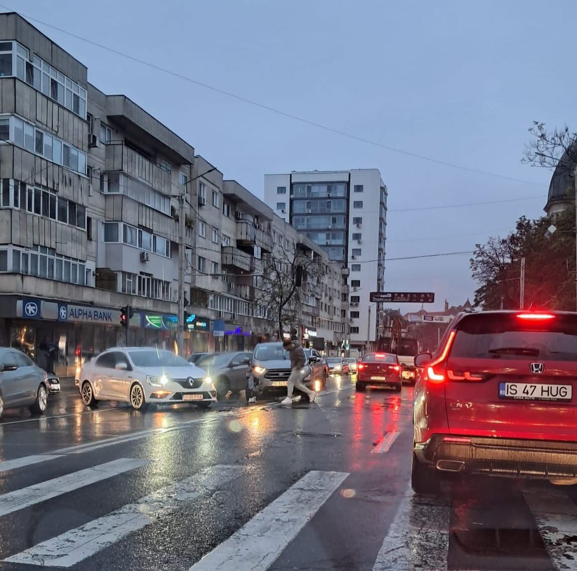 Accident rutier pe bulevardul Independenței. Două mașini au fost implicate