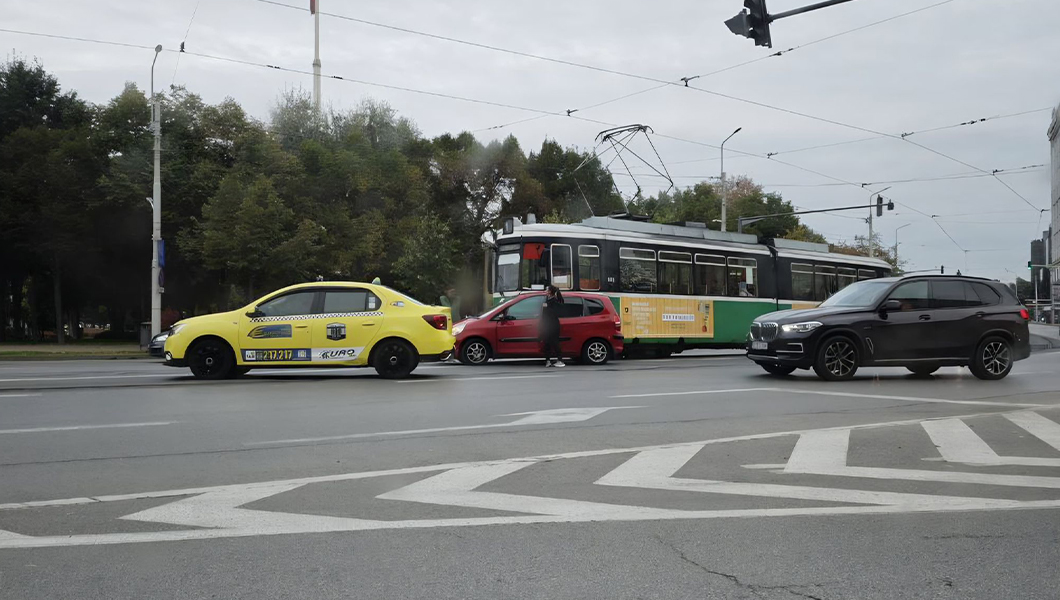 Accident rutier în Podu Roș! Un autoturism a intrat în coliziune cu un tramvai