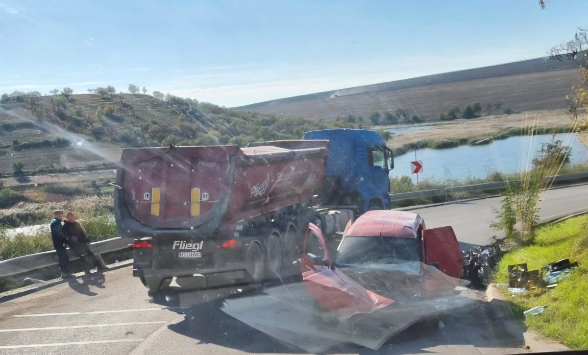 Accident rutier în Popești! Un camion a intrat în coliziune cu un autoturism