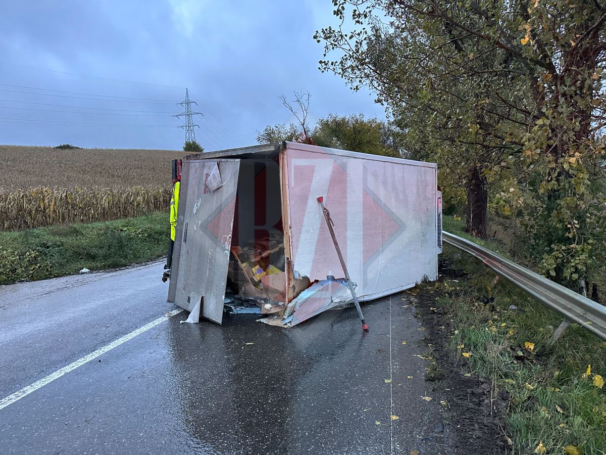 Accident rutier în Scânteia! O autoutilitară s-a răsturnat din cauza vitezei