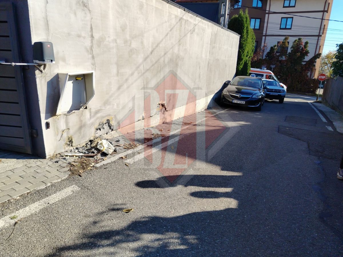 Accident rutier în Valea Adâncă. O șoferiță a rupt un contor de gaz