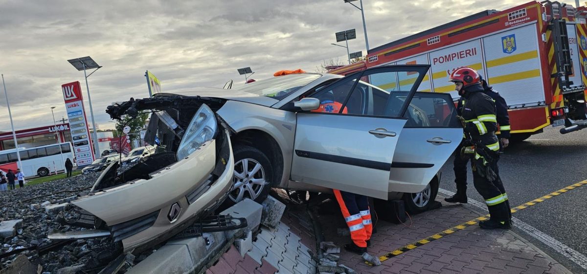 Accident rutier la Târgu Frumos. O persoană încarcerată după ce un autoturism a părăsit carosabilul – UPDATE