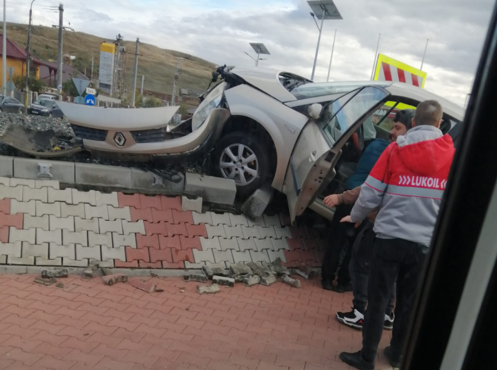 Accident rutier la Târgu Frumos. O persoană rănită după ce un autoturism s-a izbit de bordura sensului giratoriu