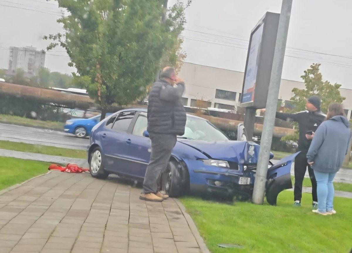 Accident rutier în Tudor! O mașină a intrat într-un stâlp