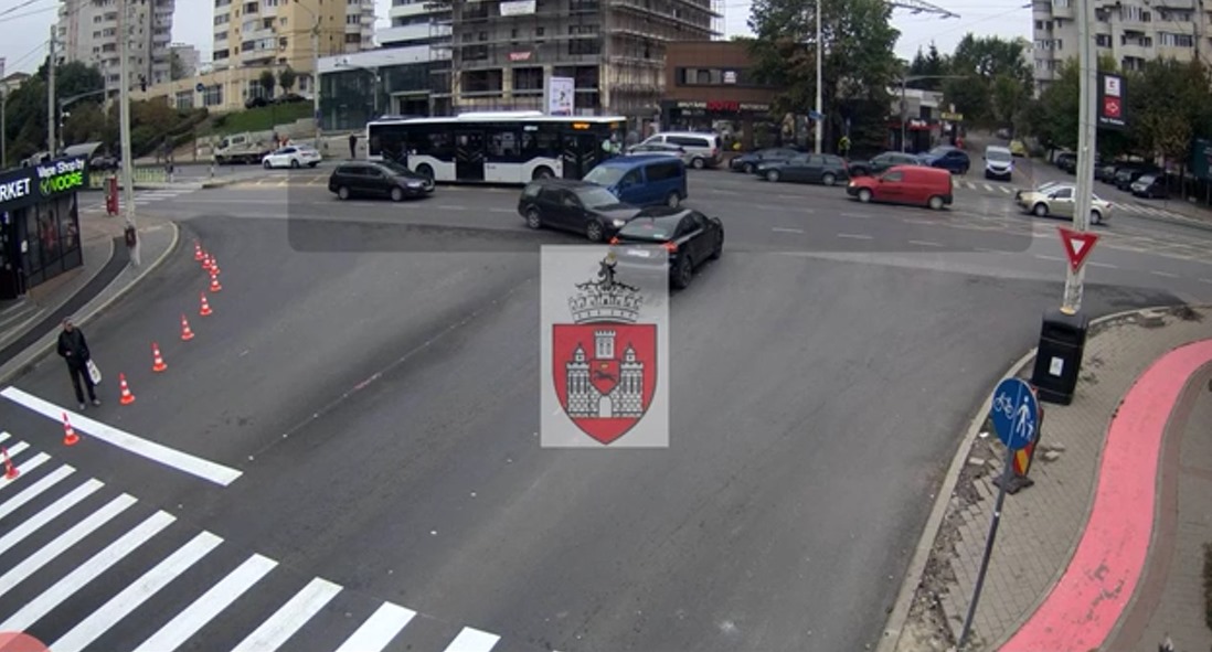 Coliziune între trei autoturisme în Iași! Imaginile surprinse de camerele de supraveghere arată momentul impactului