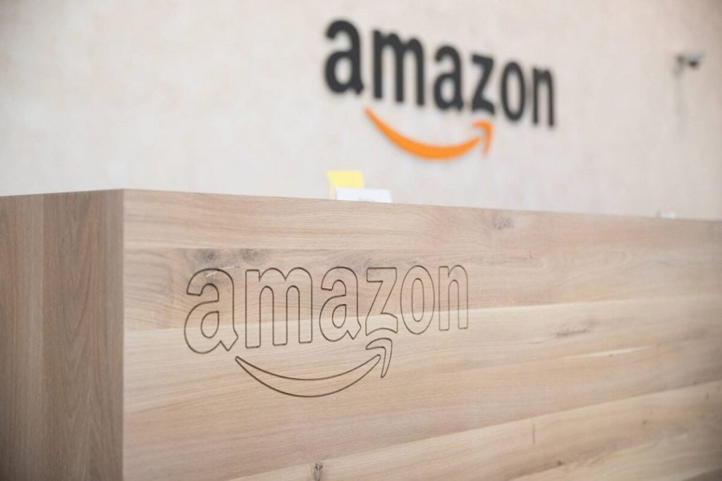 Români arestați în Milano pentru furtul a 2.000 de pachete Amazon