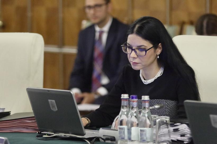 Scandal exploziv la vârful puterii! “Spionul” american al Anei Birchall, legături directe cu firmele care au furnizat tabletele STS pentru alegeri