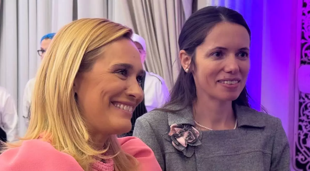 Andreea Esca a strălucit la Palatul Cotroceni! Prezentatoarea a înfruntat vântul puternic pe tocuri Louboutin de 10 cm