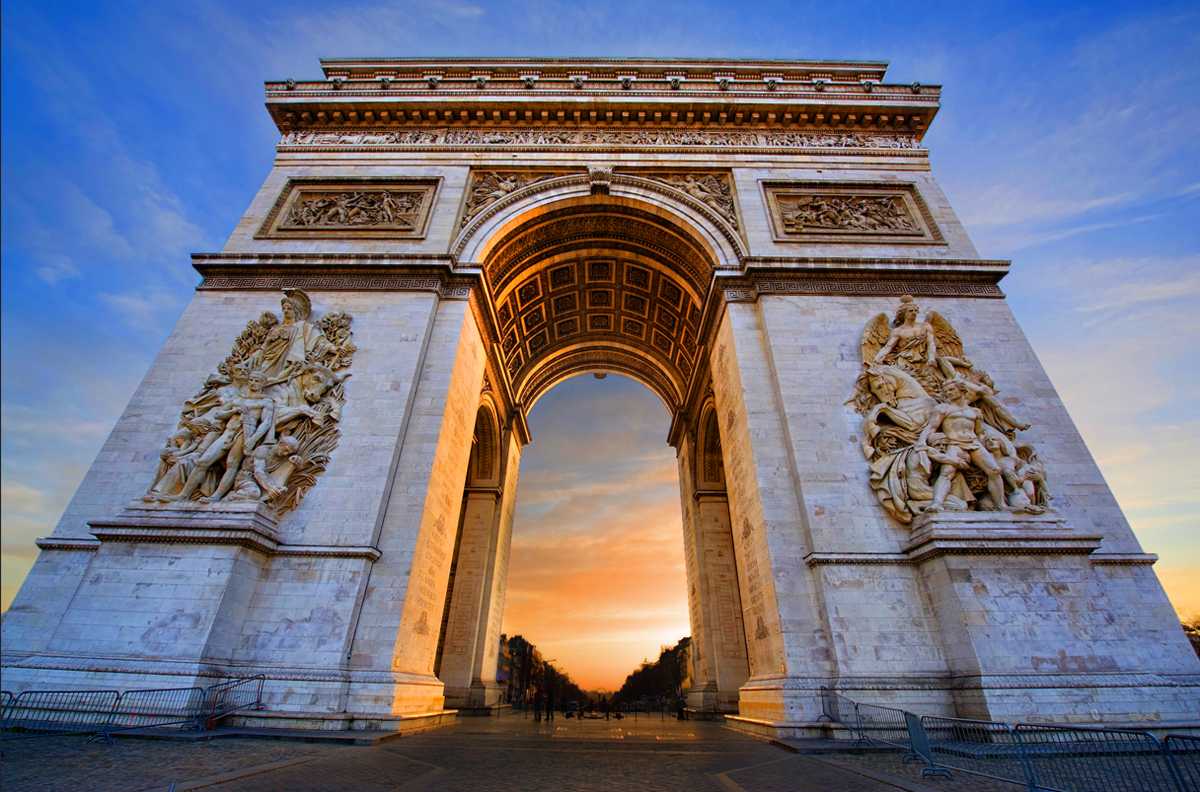 Arcul de Triumf din Paris – Iată de ce merită văzut măcar o singură dată în viață. Este unul dintre cele mai cunoscute monumente din lume