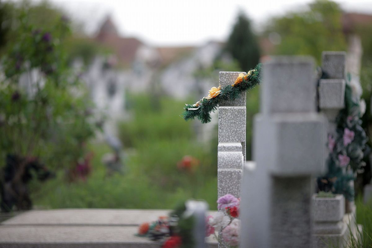 Gest macabru din gelozie! Un bărbat a furat crucea de la mormântul soacrei ca să-și sperie soția