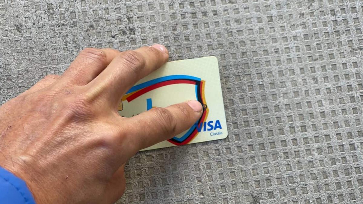 Timp de câteva zile, un bărbat din Iași și-a făcut de cap cu un card bancar găsit pe stradă! Modul incredibil în care a fost prins de polițiști