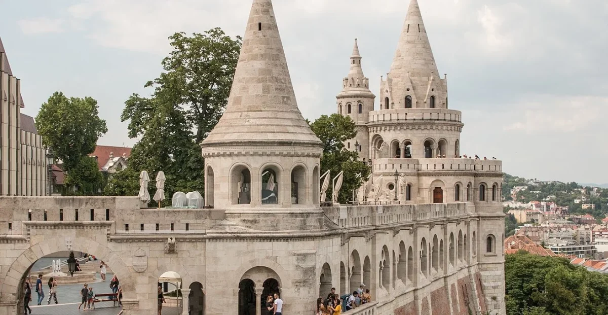 Bastionul Pescarilor din Budapesta – Iată tot ce trebuie să știi despre acest simbol deosebit al eleganței medievale. Este un loc ce pare desprins dintr-o poveste