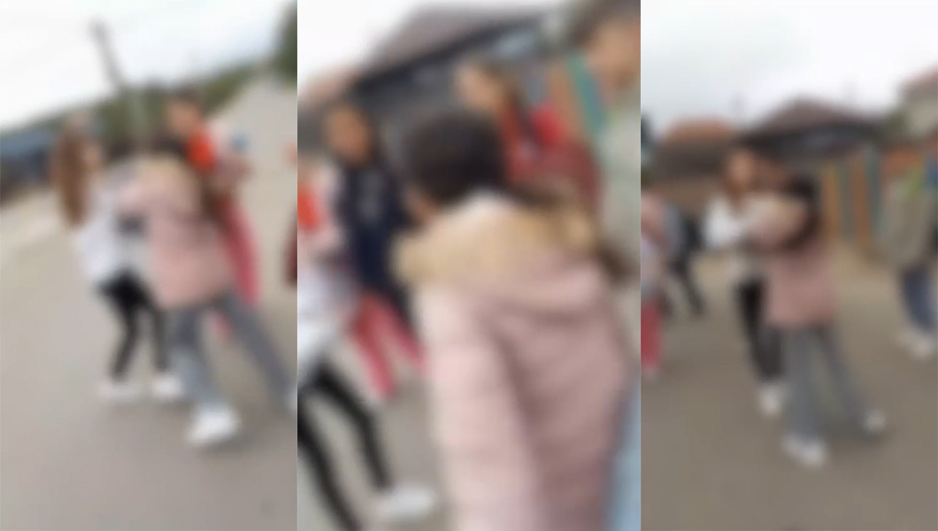 Scene șocante la o școală din Iași. O elevă de clasa a VI-a, bătută cu sălbăticie de o colegă de clasa a V-a. Totul a fost filmat și postat pe rețelele sociale – UPDATE