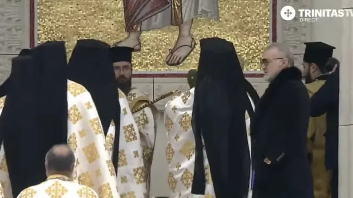 Gigi Becali a atras toate privirile la ceremonia de sfinţire a picturii la Catedrala Mântuirii Neamului. Ce gest a făcut