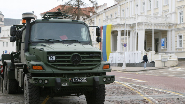 Germania a comandat în secret peste 1.000 de camioane militare Mercedes destinate Ucrainei (FAZ)
