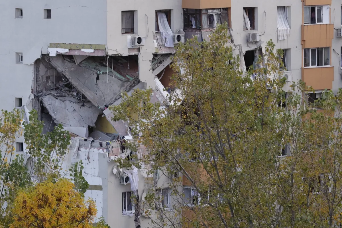 Un bărbat prins sub dărâmăturile blocului din Rahova, surprins făcând semne disperate după explozie