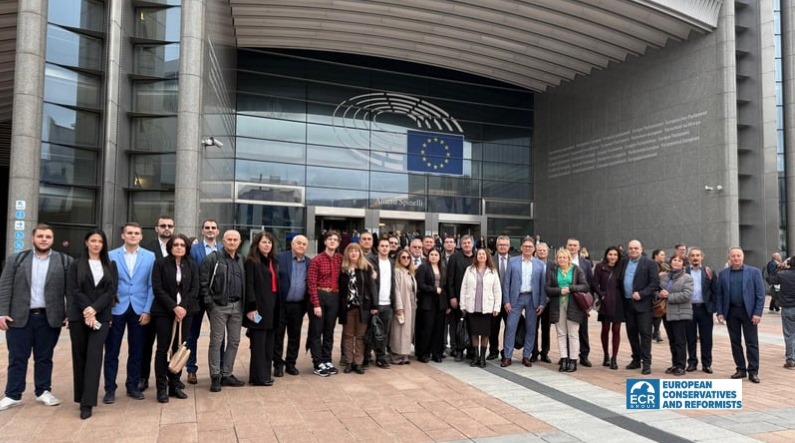 Primul europarlamentar român care aduce în Parlamentul European români din comunitățile istorice din Timocul Sârbesc și Timocul Bulgăresc – români uitați de către propriii frați