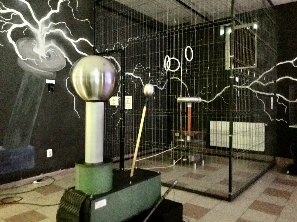 Casa experimentelor, primul centru științific non-profit din România. Explorarea fenomenelor fizice și matematice prin experimente practice