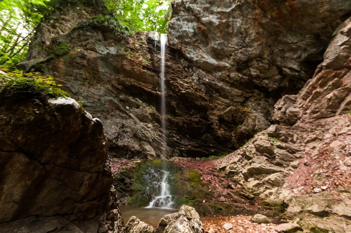 De ce merită văzută cascada Bulbuci? Iată ce comoară se ascunde în Munții Apuseni