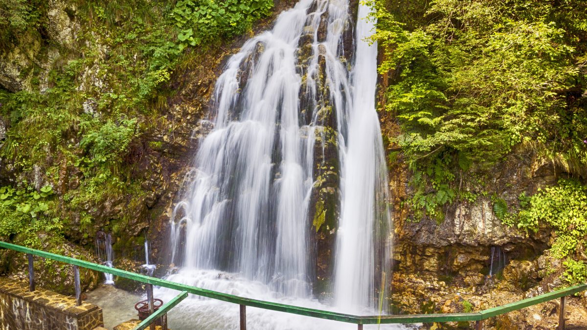 De ce merită văzută cascada Urlătoarea din Bușteni? Iată cât de deosebită este și ce mai poți vizita în zonă