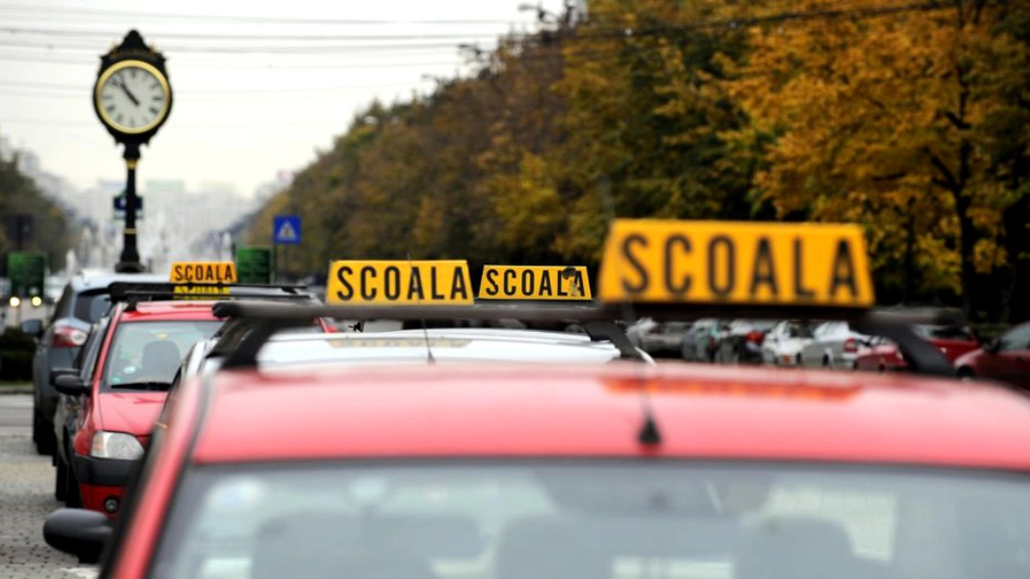 Cât îi costă pe români să facă școala de șoferi! Cei care vor permisul de conducere trebuie să scoată bani grei din buzunare! 