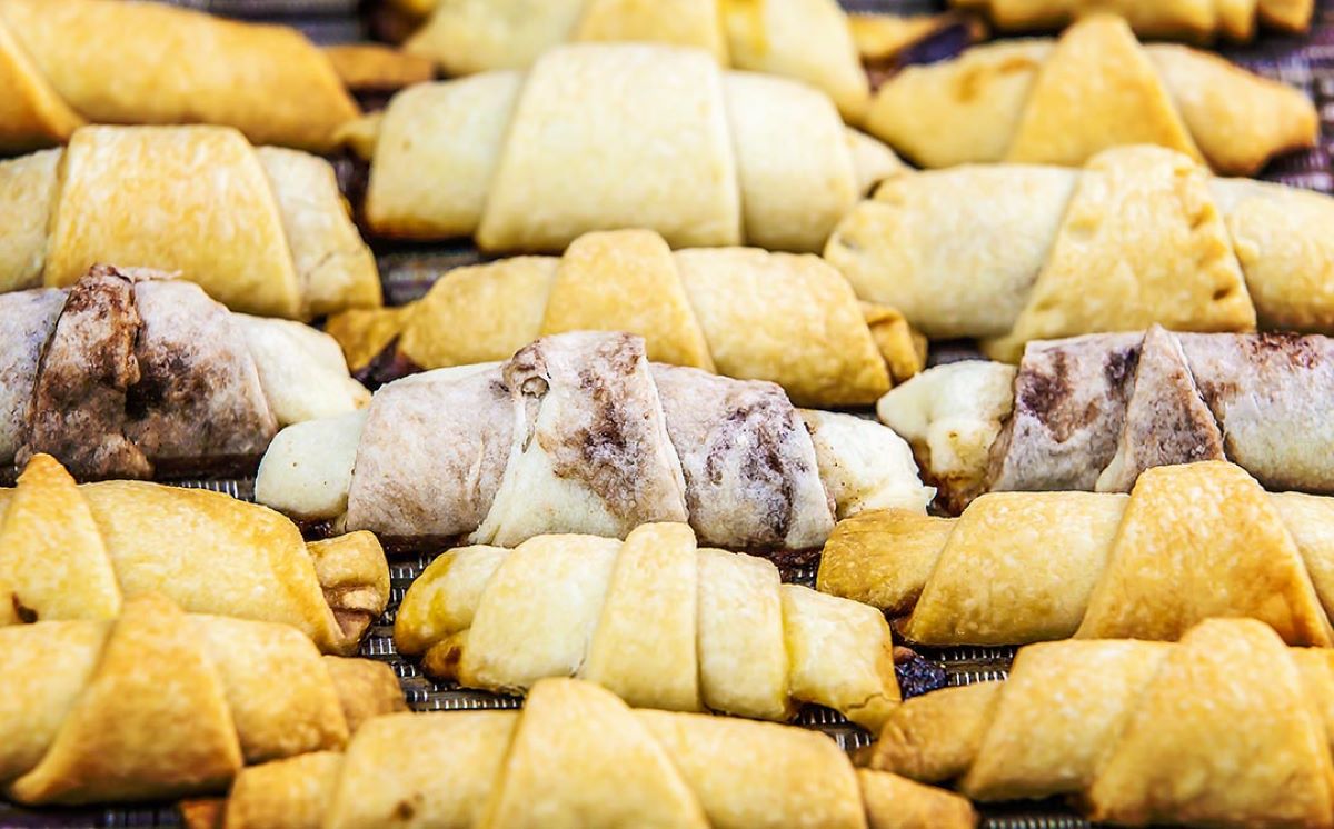 Iată cum să faci cornulețe fragede cu untură, smântână și praf de copt! Se topesc în gură!