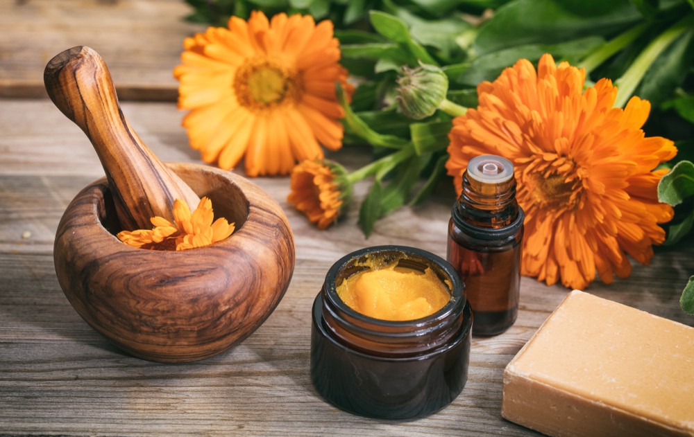 Ce contraindicații are crema de gălbenele? Iată când acest remediu natural poate deveni o problemă