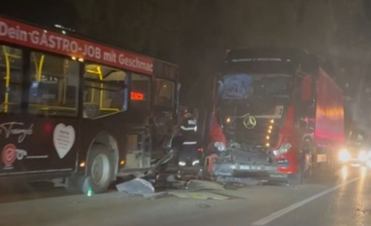 Accident rutier în Tomești. Un TIR a intrat într-un autobuz