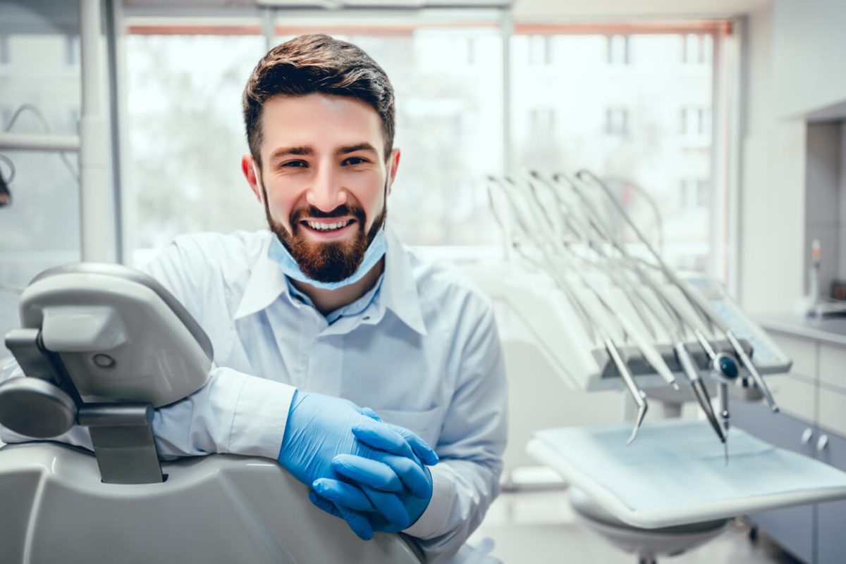 Peste jumătate dintre români (51%) merg la dentist doar în caz de urgență sau nu merg deloc, potrivit studiului MKOR