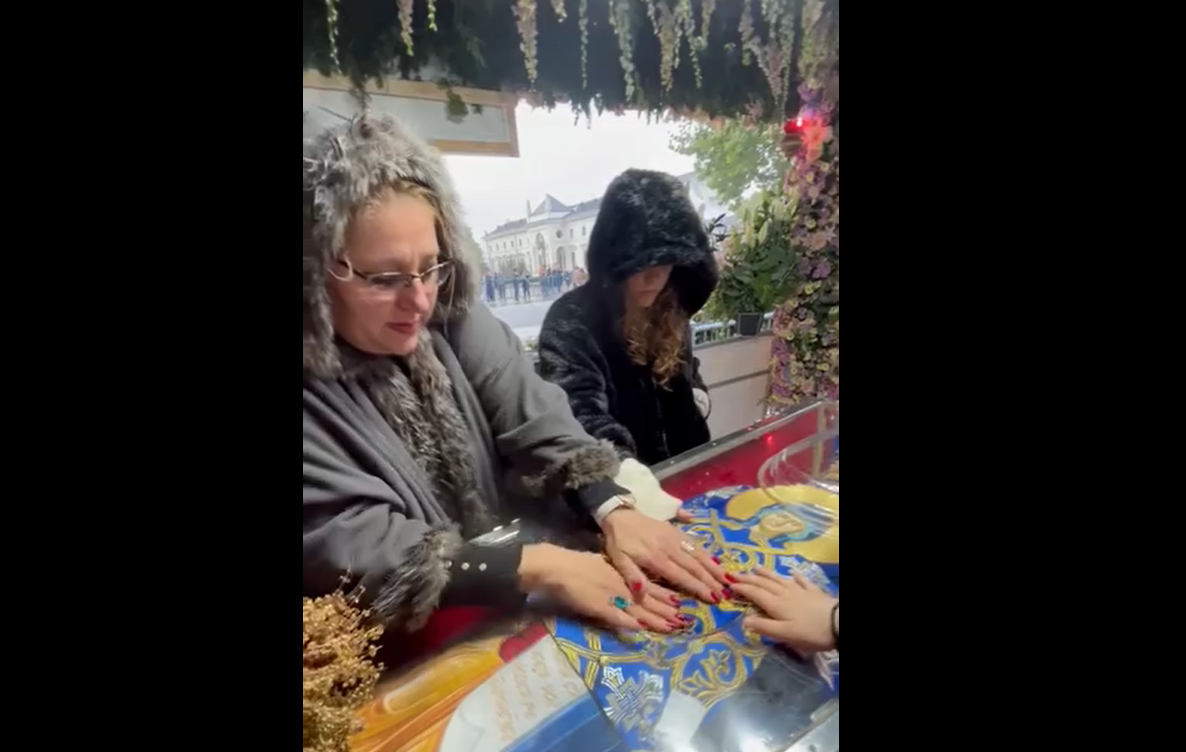 Diana Șoșoacă, singurul politician român care a stat la rândul de la pelerinajul dedicat Sf. Cuvioase Parascheva din Iași