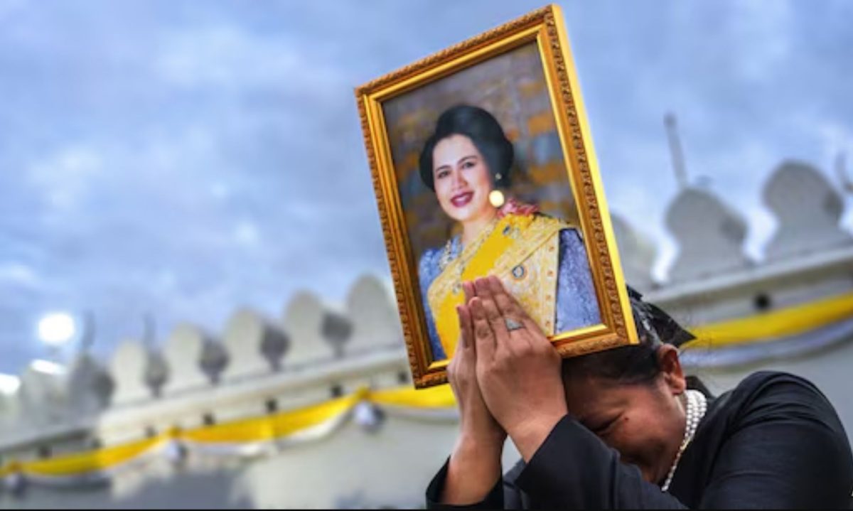 Doliu în familia regală după moartea reginei Sirikit. Funeraliile vor ține un an