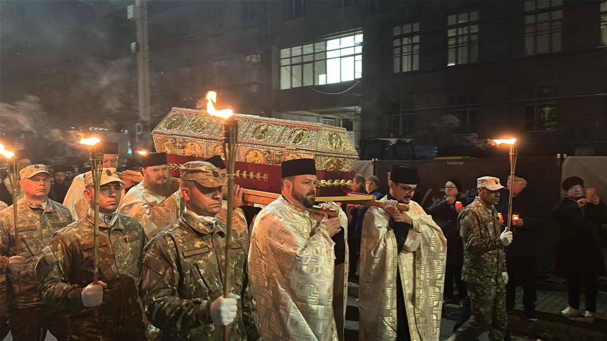 Mii de pelerini iau parte la procesiunea Calea Sfinților