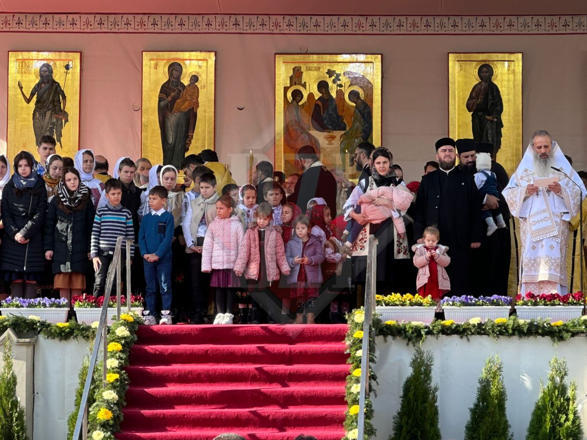Distincţii pentru familiile de preoţi cu mulţi copii, oferite de IPS Părinte Teofan, Mitropolitul Moldovei şi Bucovinei, la sărbătoarea Sfintei Cuvioase Parascheva – UPDATE