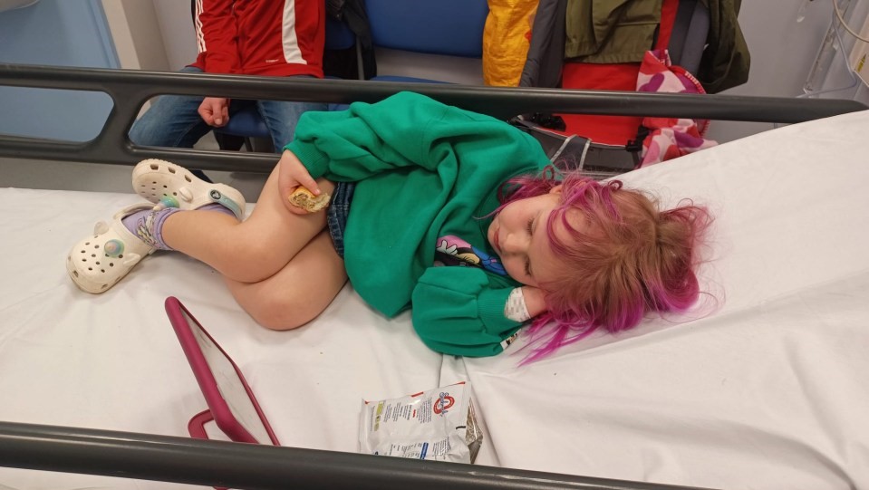 La doar 5 ani este încercată de o boală grea! O fetița a fost diagnosticată cu o tumoră cerebrală uriașă, după ce i s-a spus că are probleme de vedere