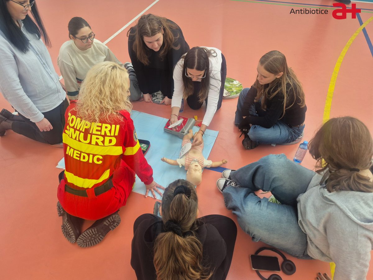Antibiotice oferă cursuri de prim ajutor studenților ieșeni, în preajma Zilei Europene a Resuscitării