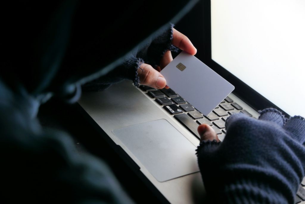 Fraudarea conturilor bancare, o problemă pentru români! Înșelătoriile prin care cetățenii rămân fără economiile de-o viață! 