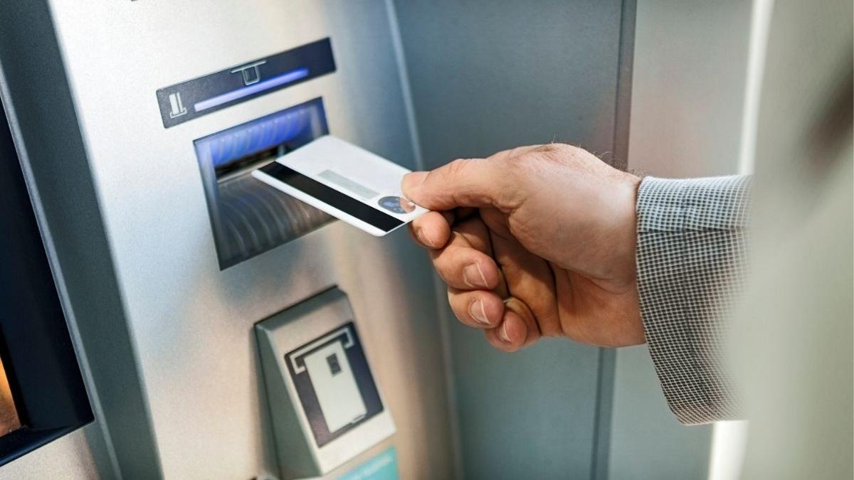 A crezut că a dat lovitura, dar camerele din mall au prins-o! Femeie condamnată după 14 plăți cu un card pierdut