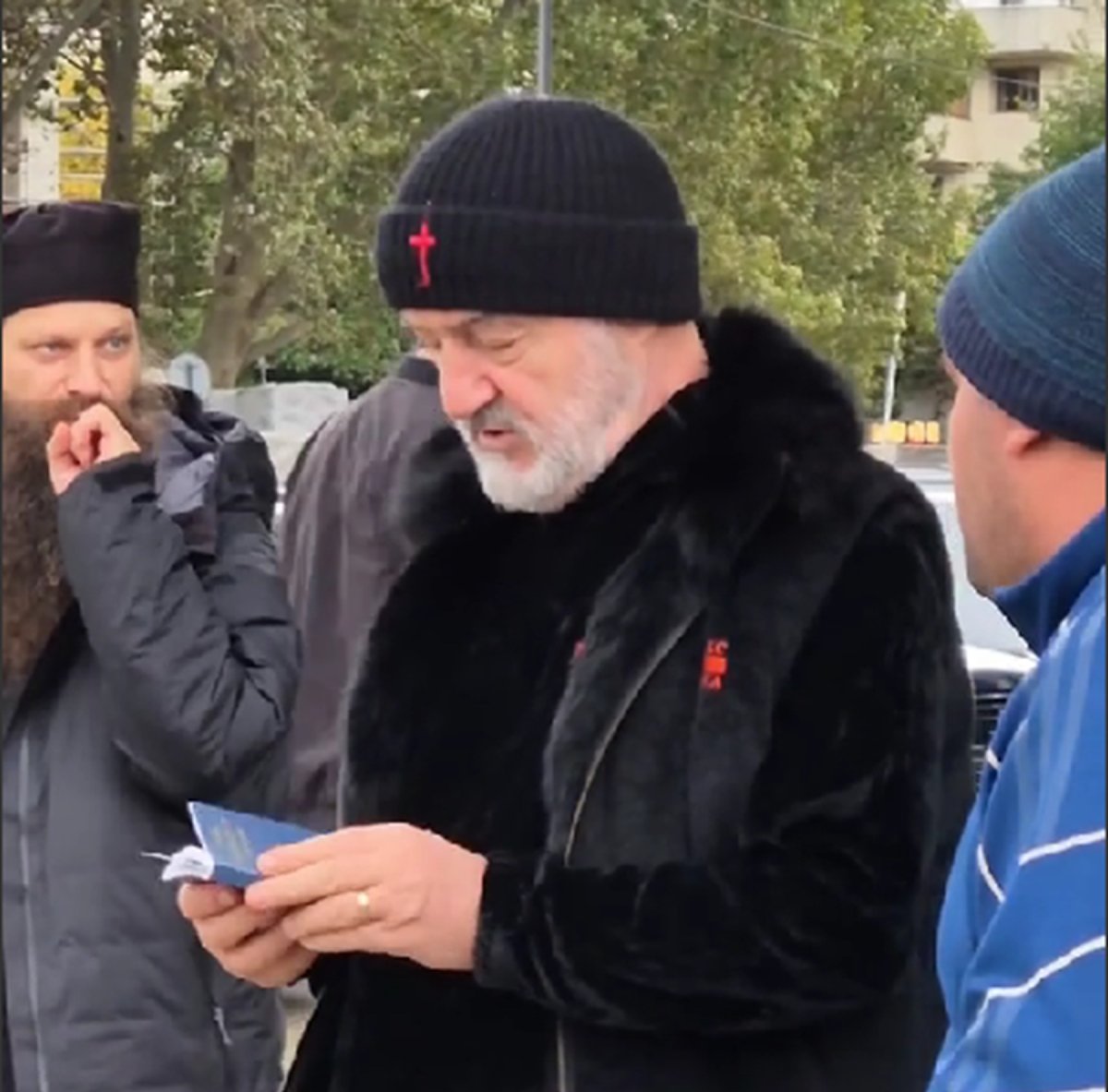 Gigi Becali, gest controversat pe stradă: a aruncat Noul Testament primit de la un trecător