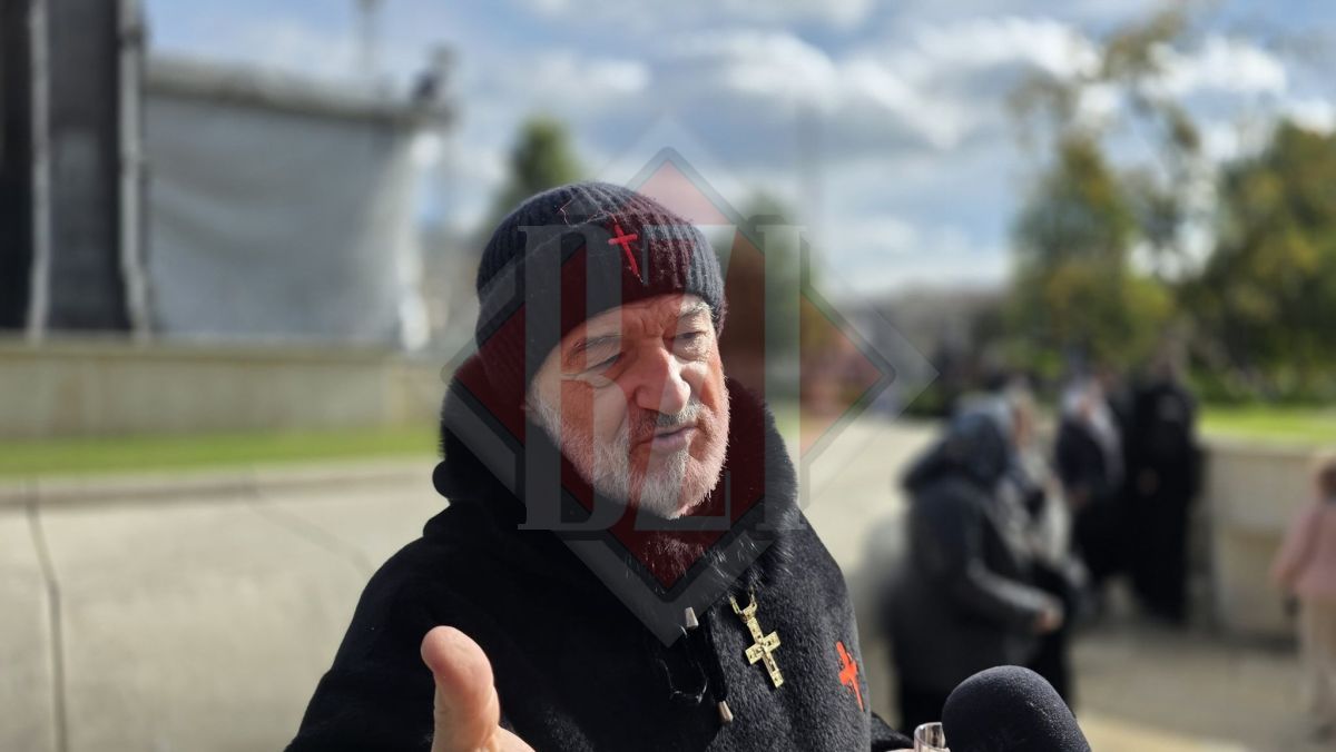 Gigi Becali, la Iași, în genunchi la racla Sfintei Cuvioase Parascheva: „Vin vremurile de apoi. Dumnezeu își alege oamenii Lui”