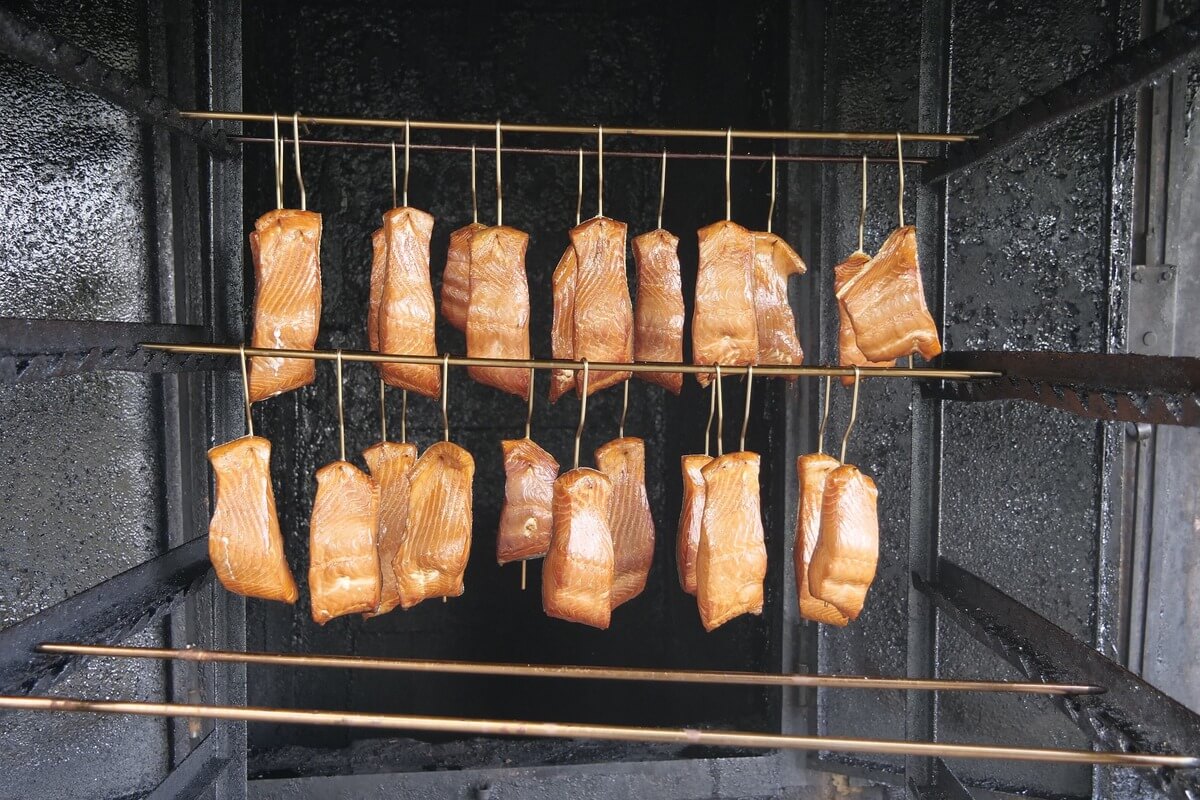 Idei de afumătoare – Iată câteva soluții ingenioase pentru conservarea produselor din carne
